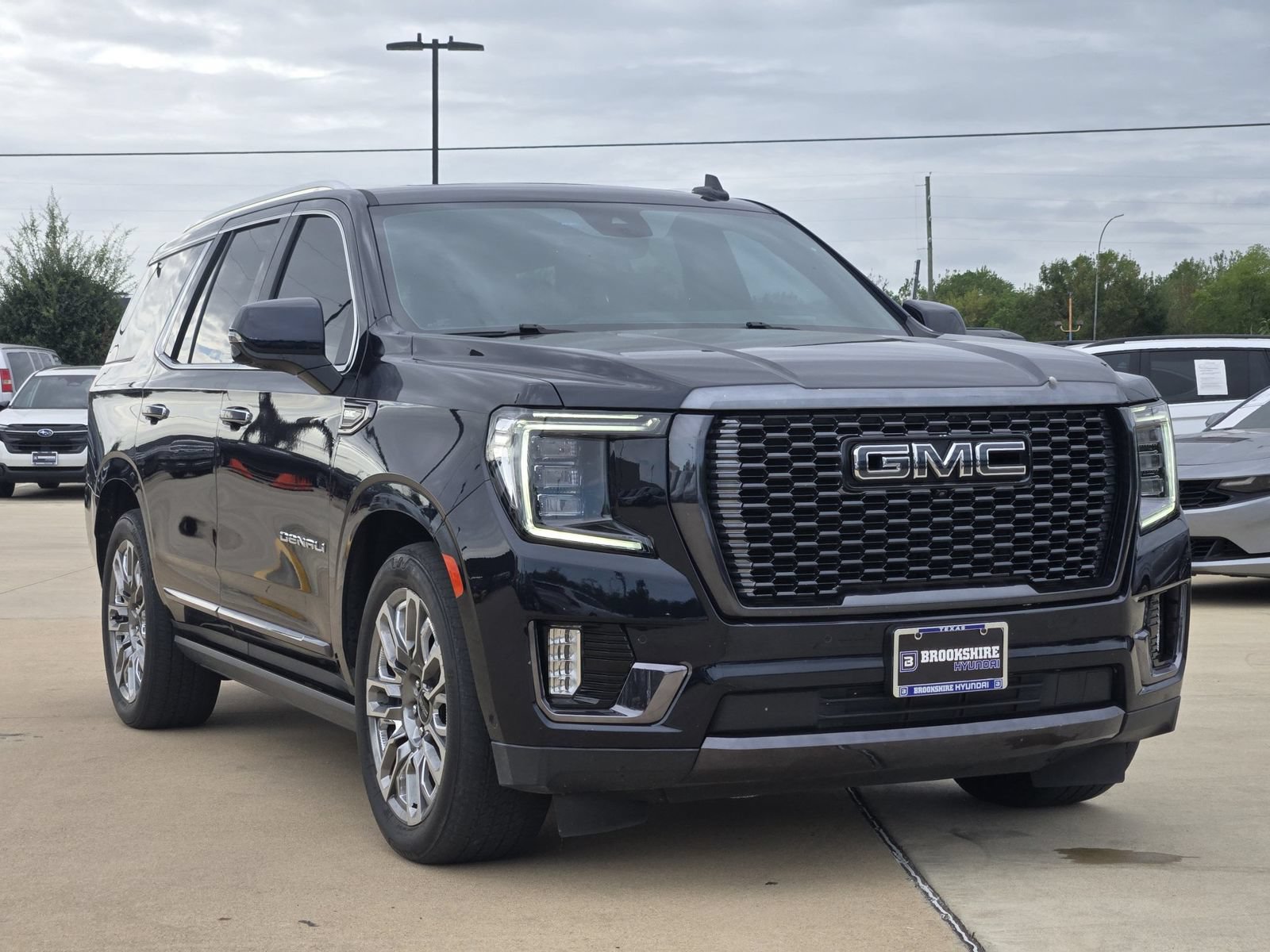 Used 2023 GMC Yukon Denali Ultimate AWD/4WD image 3
