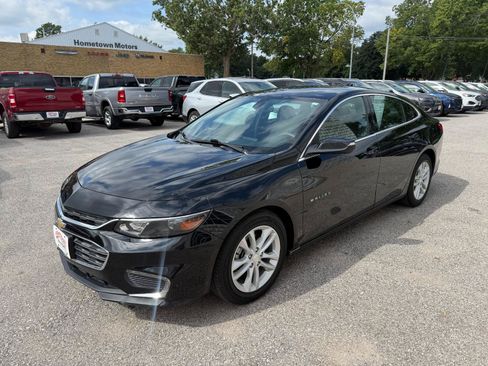 Used 2017 Chevrolet Malibu LT FWD image 1