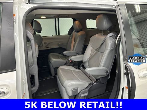 Used 2021 Toyota Sienna Limited image 22