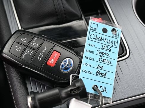 Used 2025 Toyota Sienna XLE w/ XLE Plus Package FWD image 29