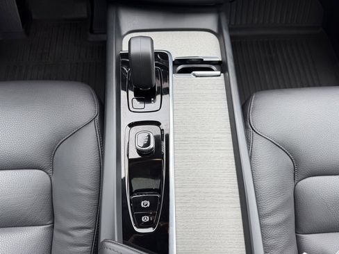 Used 2025 Volvo XC60 B5 Plus w/ Protection Package Premier image 22