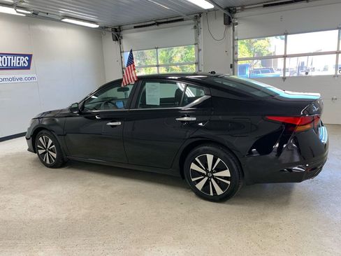 Used 2021 Nissan Altima 2.5 SV w/ SV Premium Package image 3