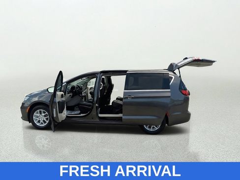 Used 2023 Chrysler Pacifica Touring-L FWD image 12