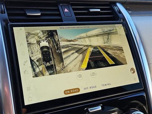 Used 2024 Land Rover Discovery Metropolitan Edition image 17