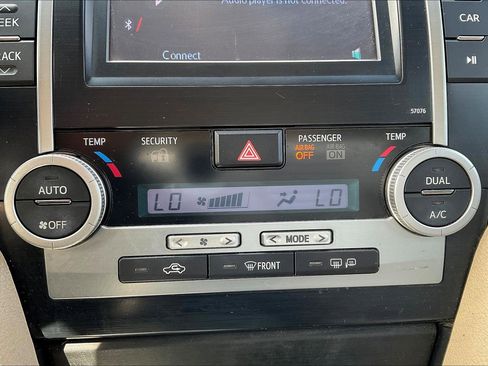 Used 2013 Toyota Camry XLE w/ Convenience Pkg image 16