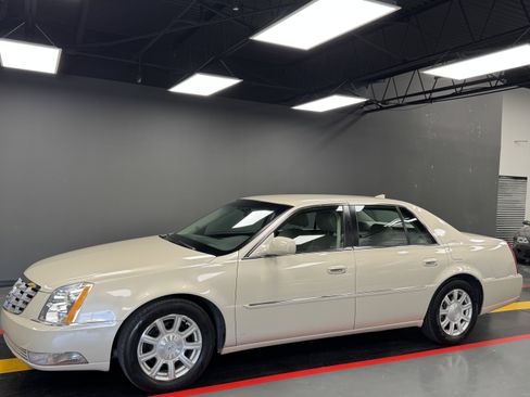 Used 2011 Cadillac DTS image 2