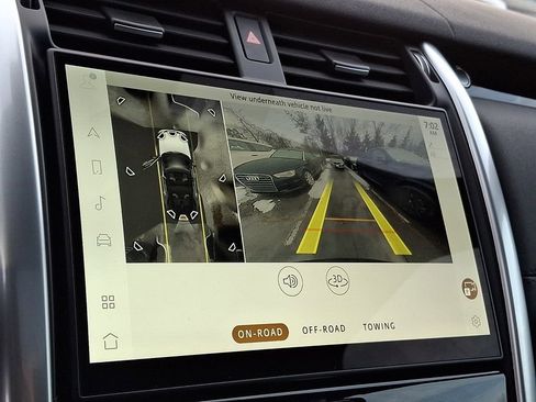Used 2025 Land Rover Discovery S image 16