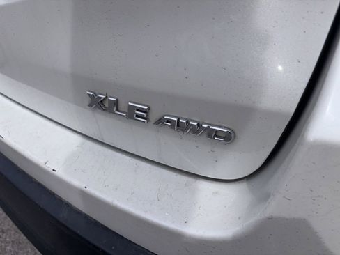 Used 2019 Toyota Highlander XLE AWD/4WD image 4