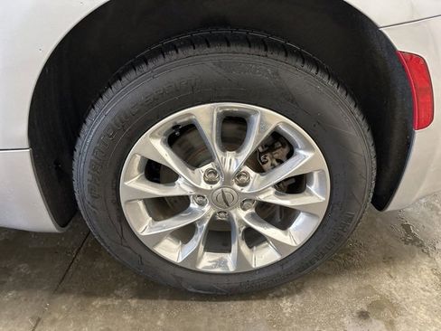 Used 2021 Chrysler Pacifica Touring-L image 37