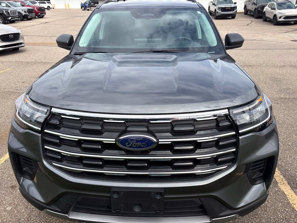 Used 2025 Ford Explorer Active AWD/4WD image 2