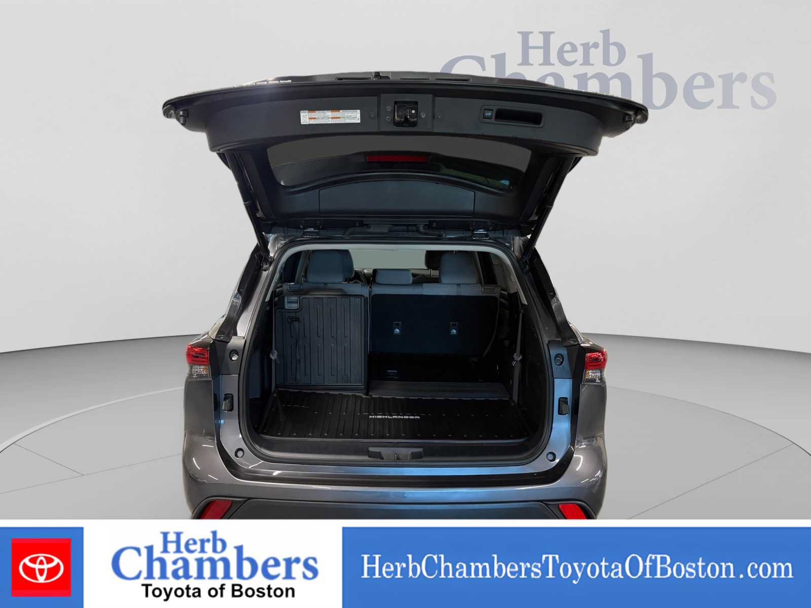 Used 2022 Toyota Highlander LE AWD/4WD image 4