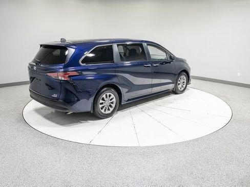 Used 2021 Toyota Sienna XLE AWD/4WD image 31