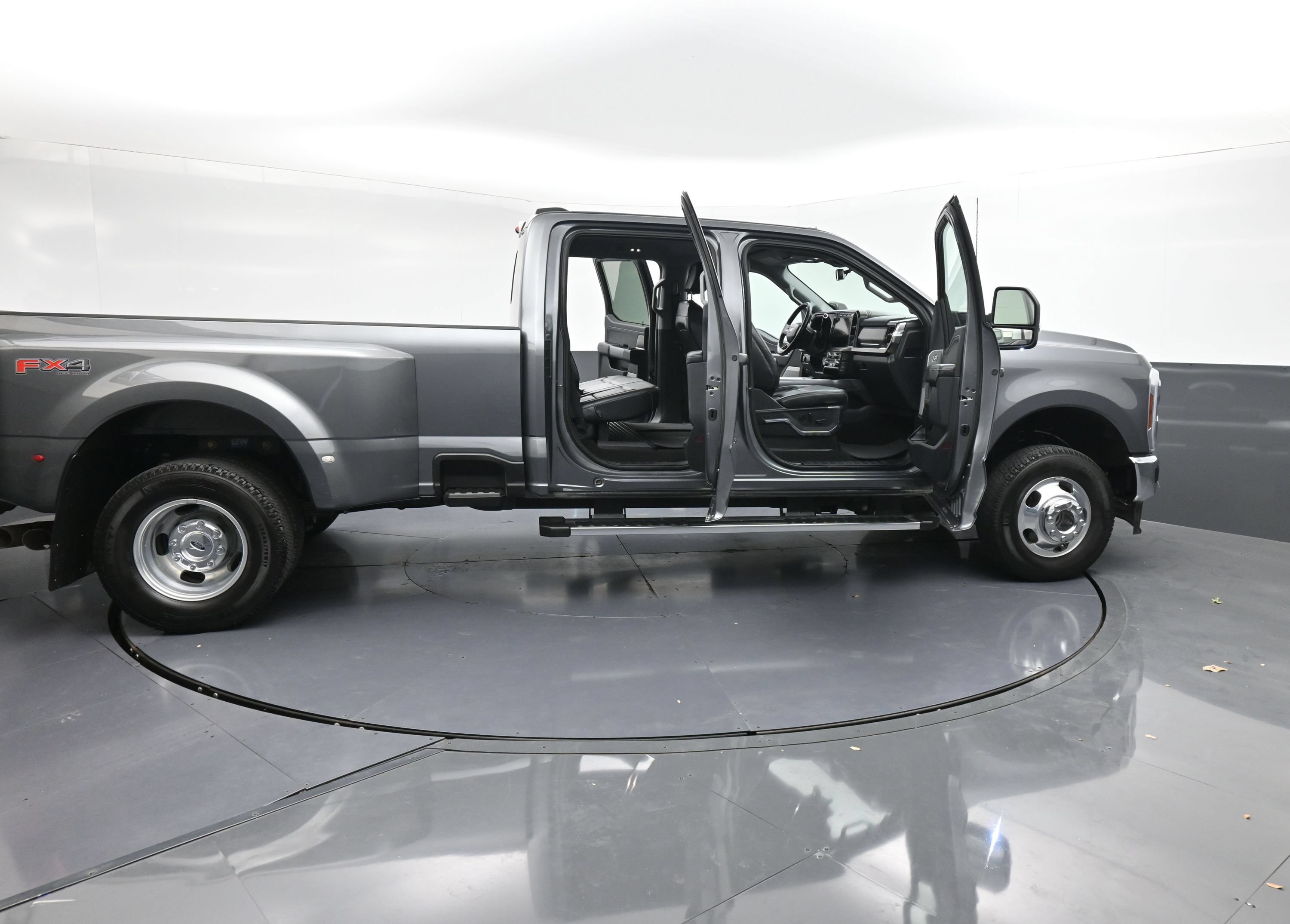 Used 2024 Ford F350 Lariat w/ FX4 Off-Road Package AWD/4WD image 40