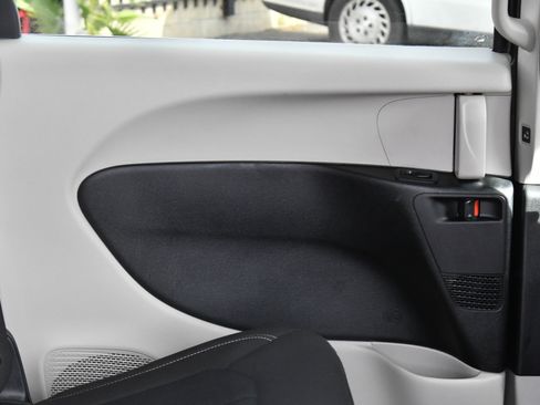 Used 2023 Chrysler Voyager LX image 45