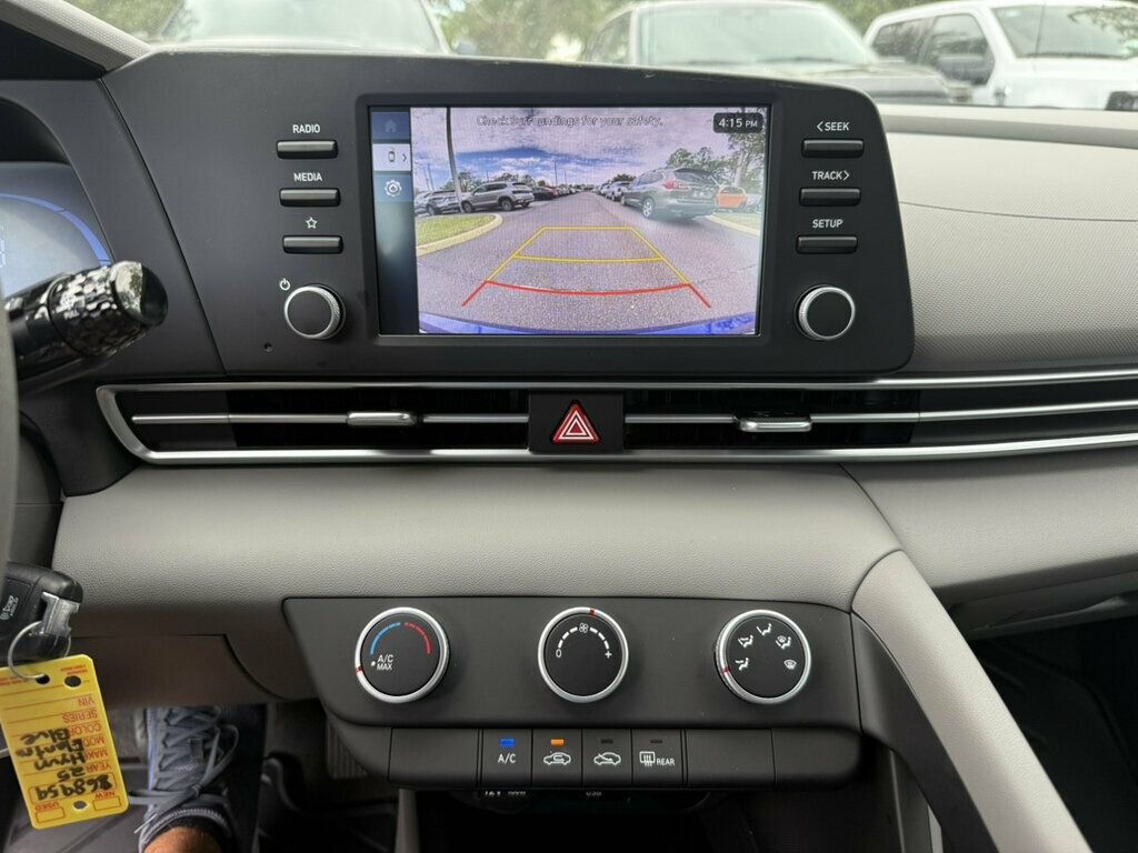 Used 2025 Hyundai Elantra SE FWD image 6