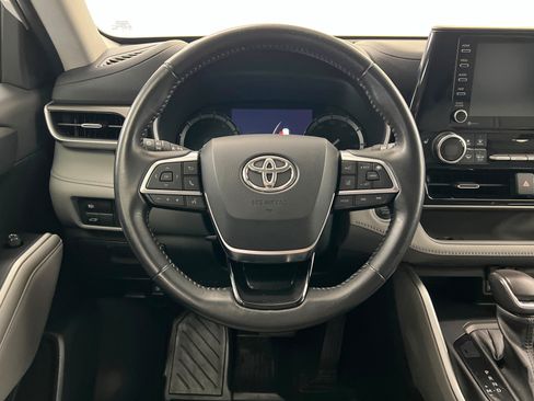 Used 2021 Toyota Highlander XLE AWD/4WD image 13