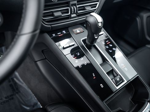 Certified 2026 Porsche Macan Turbo AWD/4WD image 17