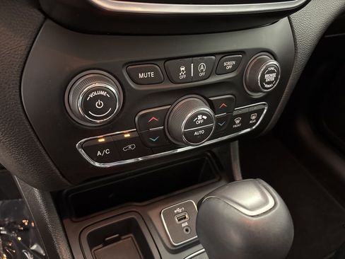 Used 2021 Jeep Cherokee Latitude Lux w/ Comfort/Convenience Group FWD image 37
