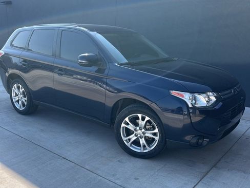 Used 2014 Mitsubishi Outlander SE image 3