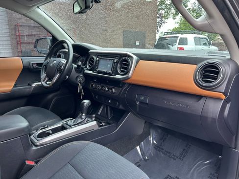 Used 2017 Toyota Tacoma SR5 w/ Tow Package AWD/4WD image 28