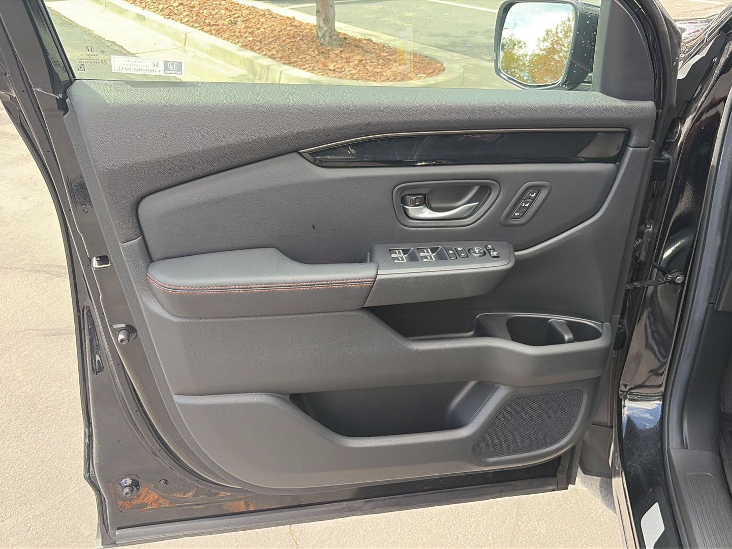 Used 2025 Honda Pilot TrailSport image 18
