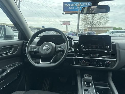 Used 2025 Nissan Pathfinder SV image 19