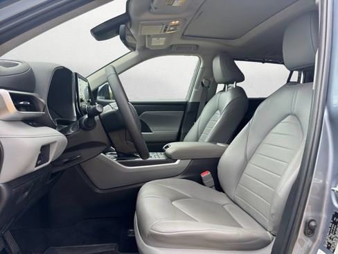 Used 2022 Toyota Highlander XLE AWD/4WD image 9