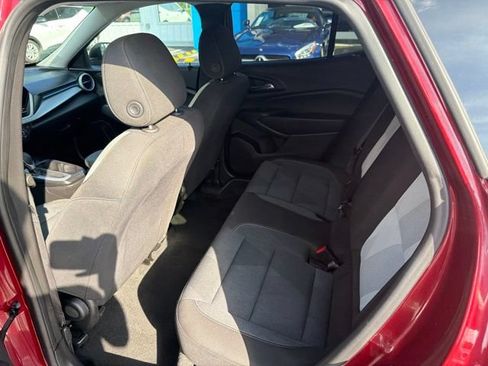 Used 2025 Chevrolet Trax LS FWD image 33