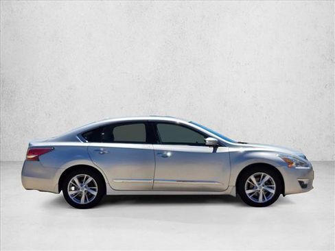 Used 2015 Nissan Altima 2.5 SV w/ Convenience Package image 4