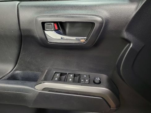 Used 2021 Toyota Tacoma TRD Off-Road AWD/4WD image 19