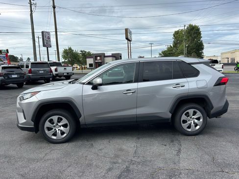 Used 2022 Toyota RAV4 LE FWD image 4
