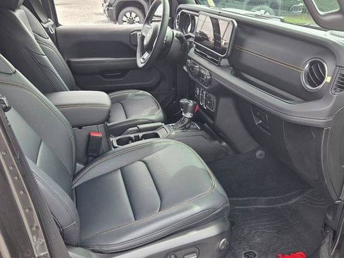 Used 2025 Jeep Wrangler Unlimited Sahara AWD/4WD image 18