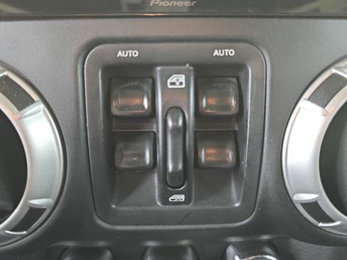 Used 2015 Jeep Wrangler Unlimited Rubicon w/ Connectivity Group image 26