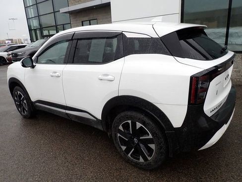 Used 2025 Nissan Kicks SV AWD/4WD image 2