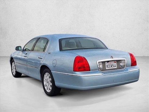 Used 2011 Lincoln Town Car Signature Limited image 7