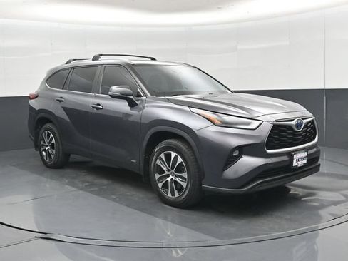 Used 2023 Toyota Highlander XLE AWD/4WD image 1