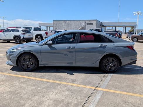 Used 2022 Hyundai Elantra SEL w/ Preferred Accessory Package image 8