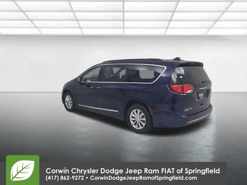 Used 2017 Chrysler Pacifica Touring-L image 11