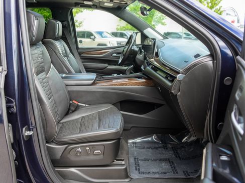 Used 2024 Cadillac Escalade ESV Premium Luxury Platinum AWD/4WD image 10