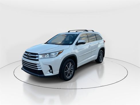 Used 2017 Toyota Highlander XLE image 4