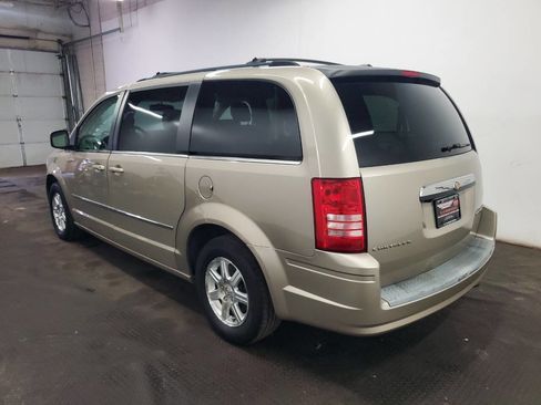 Used 2009 Chrysler Town & Country Touring FWD image 5