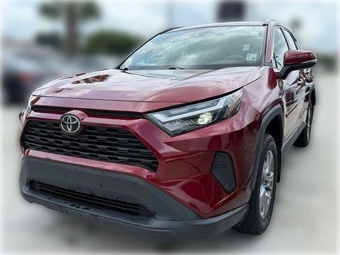 Used 2022 Toyota RAV4 XLE w/ Convenience Package FWD image 2