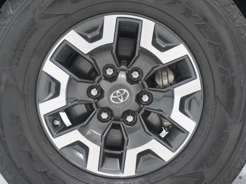Used 2020 Toyota Tacoma TRD Off-Road w/ Advanced Technology Package AWD/4WD image 30
