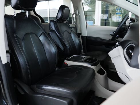 Used 2022 Chrysler Pacifica Touring-L FWD image 22