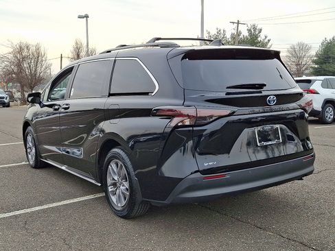 Certified 2025 Toyota Sienna XLE image 4