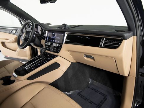 Certified 2025 Porsche Macan image 28