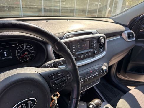 Used 2016 Kia Sorento LX w/ LX Convenience Package image 14