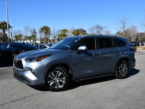 Certified 2023 Toyota Highlander XLE image 3