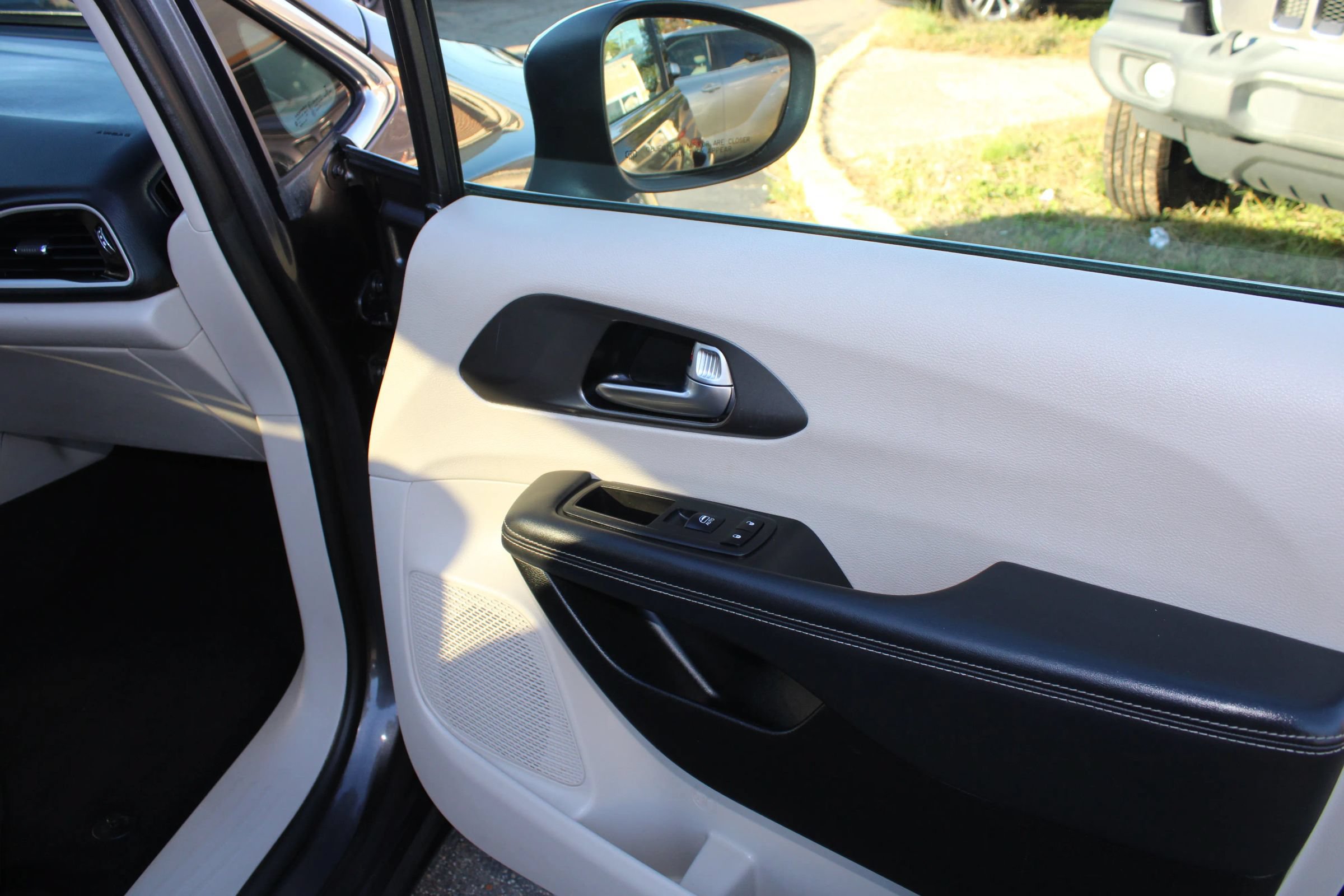 Used 2023 Chrysler Pacifica Touring-L FWD image 16