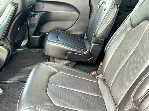 Used 2023 Chrysler Pacifica Touring-L w/ S Appearance Package image 18